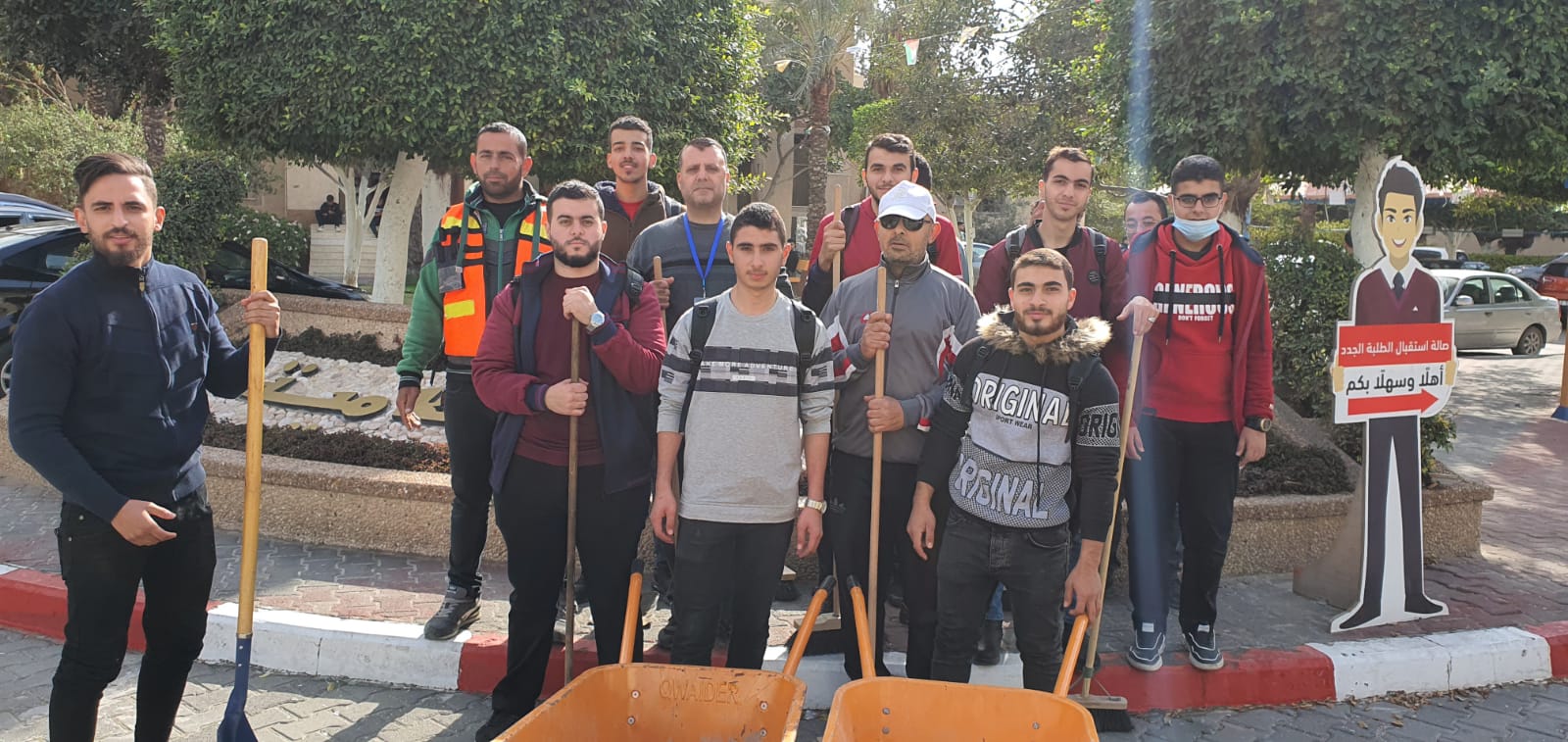 شؤون الطلبة تشارك بحملة خضراء بسواعد شبابنا